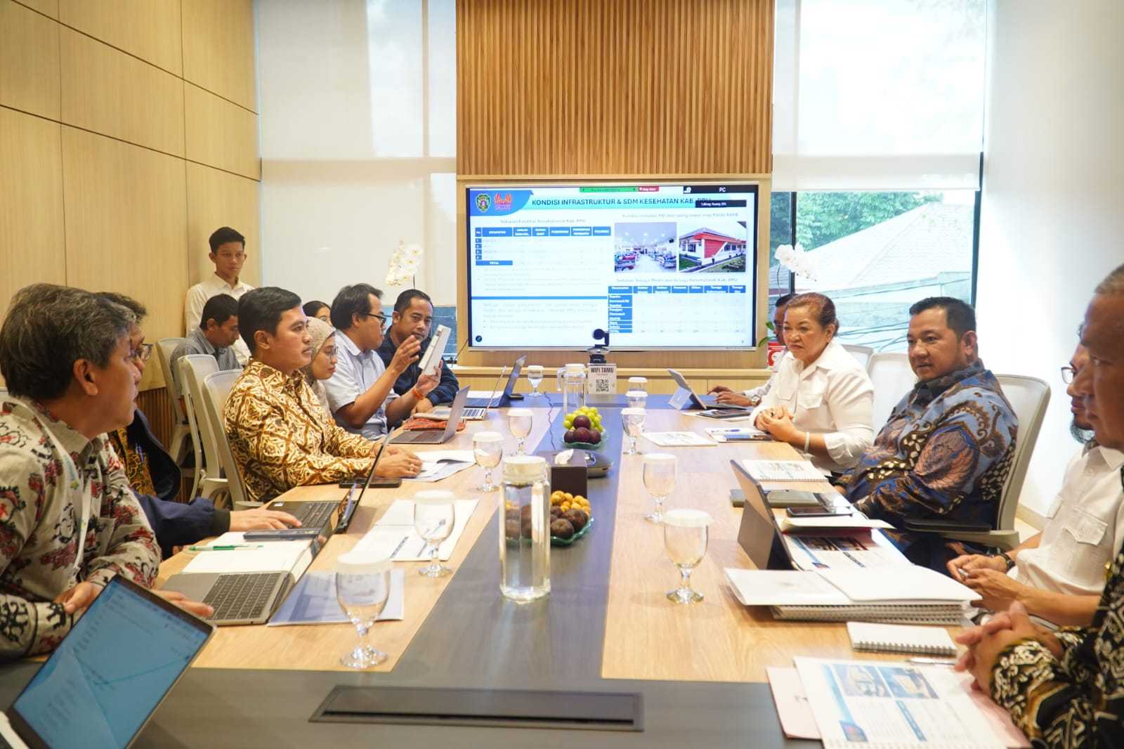 Pertemuan ini turut dihadiri Direktur RSUD RAPB, Kepala Dinas Kesehatan PPU, Kepala RSUD Sepaku, dan Bapelitbang PPU.