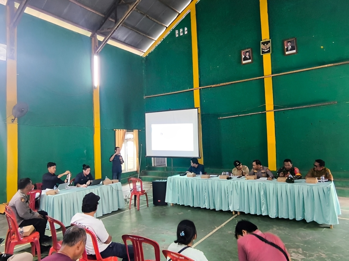 Warga terdampak mengikuti sosialisasi ganti kerugian tanah oleh PLN UIP KLT di Kantor Desa Samuntai, Long Ikis, Kabupaten Paser, Selasa (7 Oktober 2025).