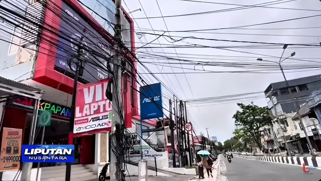Kabel semrawut tampak melintang di salah satu kawasan Balikpapan, Selasa (7 Oktober 2025).