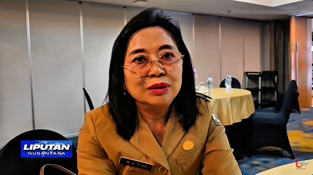 Kepala Disporapar Balikpapan, Ratih Kusuma, menjelaskan manfaat pelatihan barista bagi peserta di Hotel Blue Sky Balikpapan, Rabu (8 Oktober 2025).