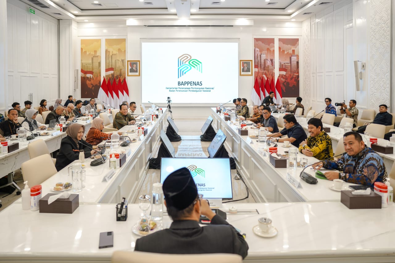 Potret Mudyat Noor bersama tim membahas proyek strategis PPU di tengah efisiensi anggaran, semangat kolaboratif ala Mudyatnomics.