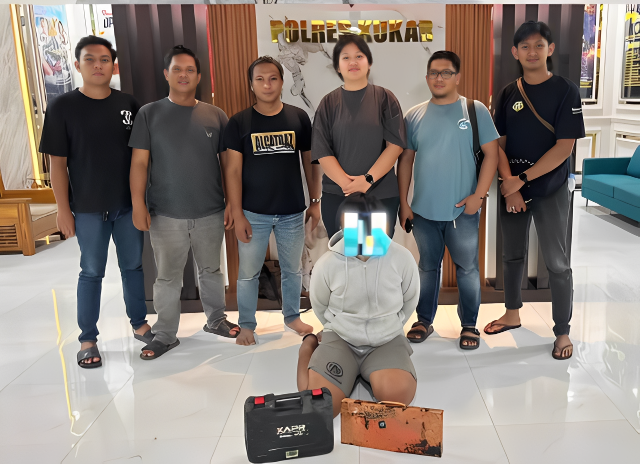 Petugas Satreskrim Polres Kutai Kartanegara mengamankan pelaku pencurian perkakas bengkel di Tenggarong &mdash; bukti komitmen menjaga keamanan wilayah.