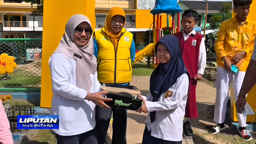 Peserta didik PKBM dan SKB Balikpapan menerima sepatu sekolah, Rabu (23 Juli 2025).
