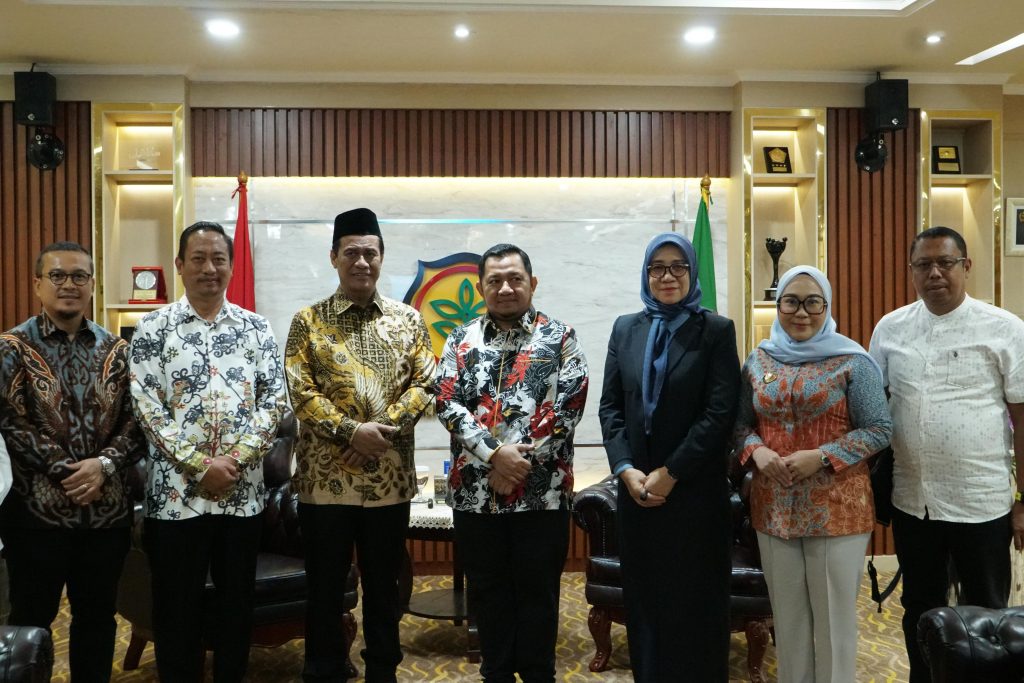Bupati Penajam Paser Utara (PPU), H. Mudyat Noor, bersama para kepala daerah yang tergabung dalam Asosiasi Kabupaten Penghasil Sawit Indonesia (AKPSI)