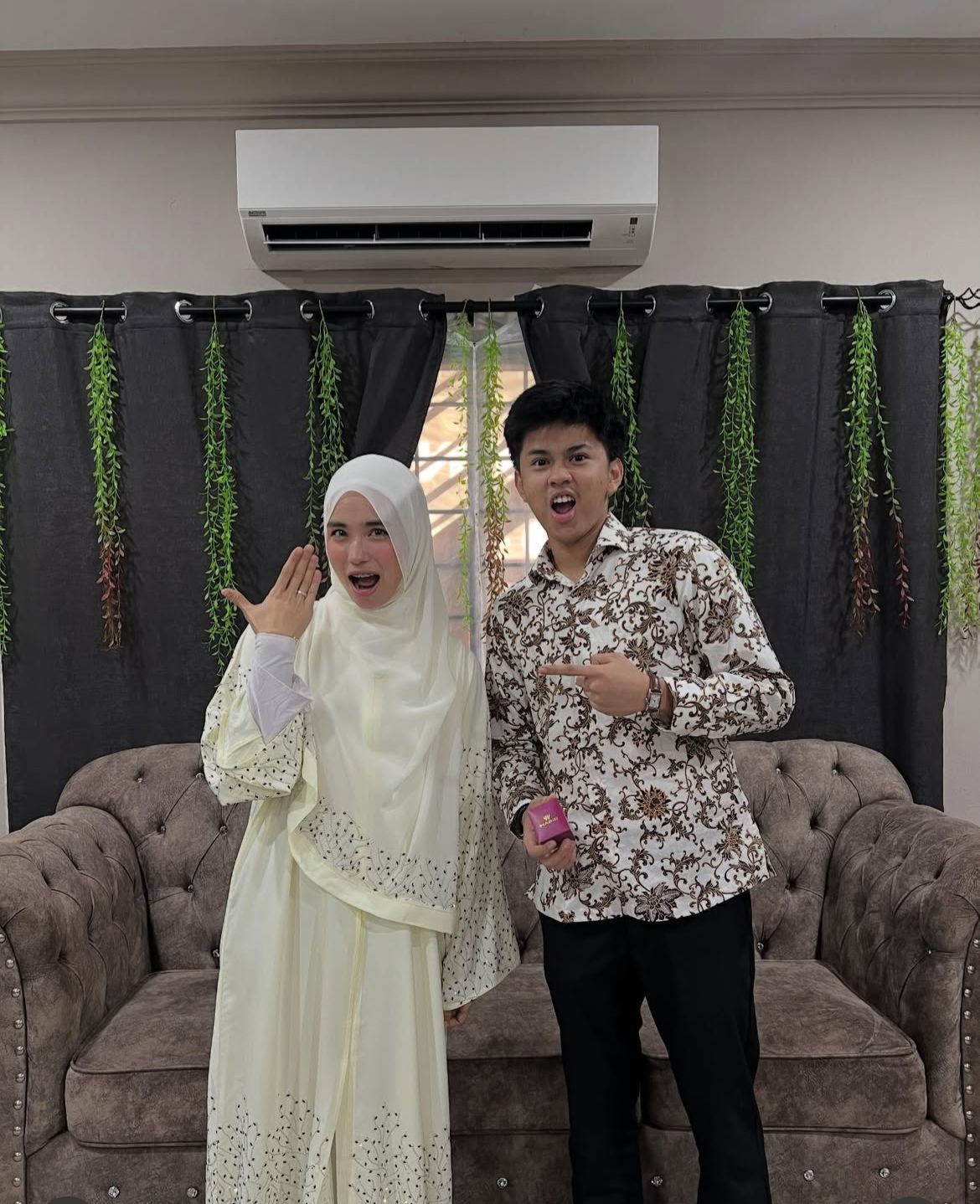Rania dan Jaden momen simbol hubungan sopan dan penuh restu keluarga.