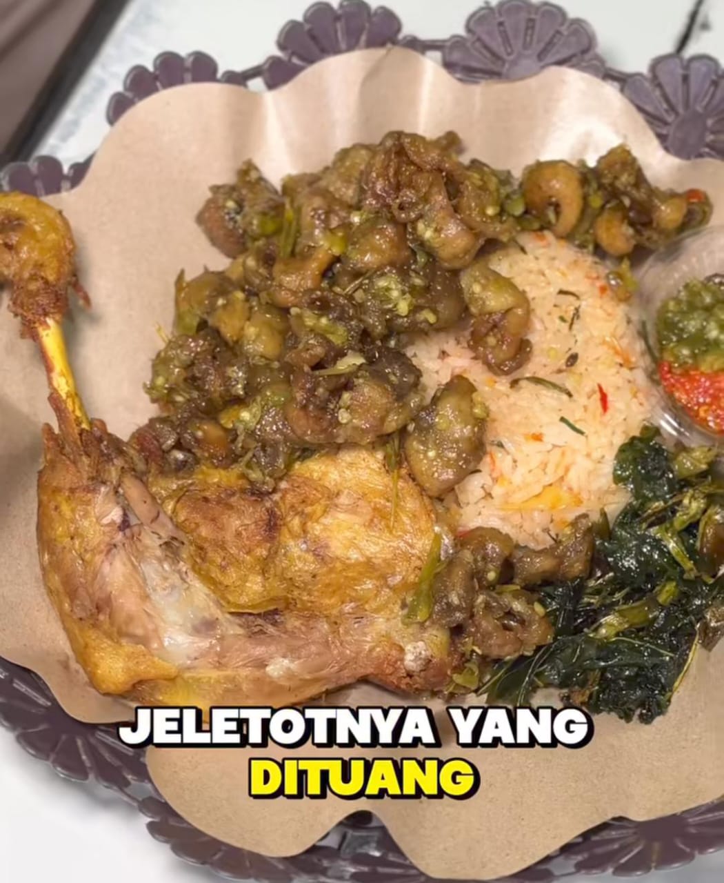 Kulit jiletot sambal ijo pedas tampol di Ayam Geprek Kang Asem Balikpapan &mdash; hidangan khas penuh cita rasa pedas yang bikin lidah menari, wajib dicoba pecinta kuliner pedas!