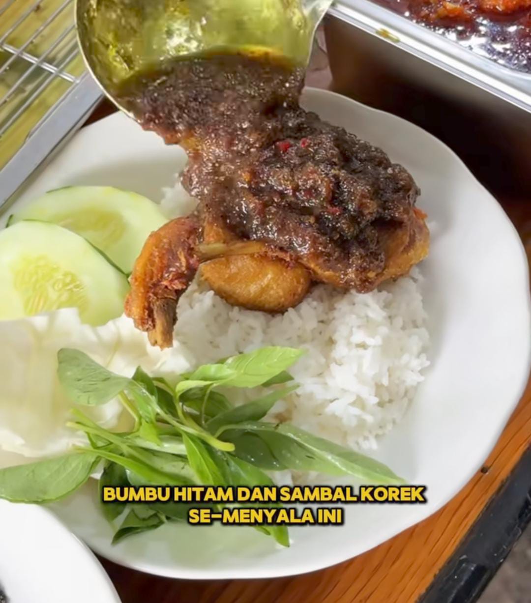 Foto menggugah dari Nasi Bebek Spesial Bumbu Hitam Rindu Kampung Balikpapan &mdash; perpaduan bebek goreng empuk, jeruan gurih, dan sambal korek pedas yang menggoda.