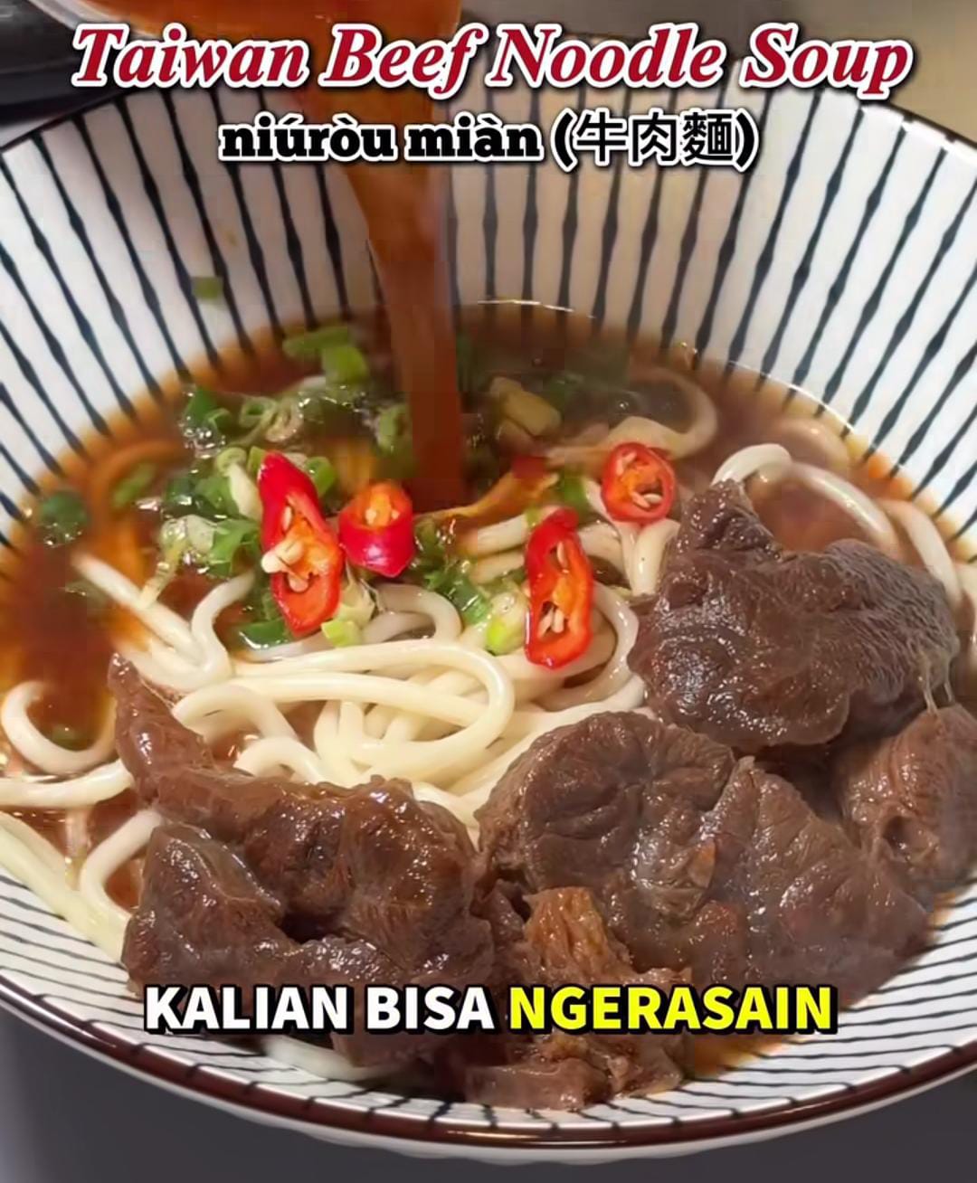 Semangkuk Taiwan Beef Noodle dengan potongan daging sapi empuk dan kuah kaldu pedas gurih khas Taiwan yang kini hadir di Balikpapan.