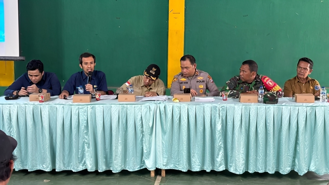Sejumlah pejabat lintas instansi mengikuti sosialisasi ganti kerugian tanah tapak tower di Kantor Desa Samuntai, Long Ikis, Kabupaten Paser, Selasa (7 Oktober 2025).