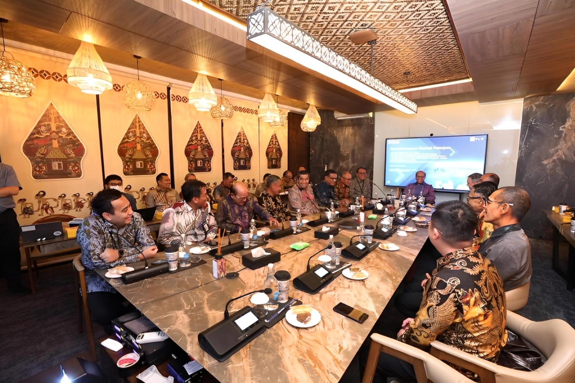Suasana rapat pembangunan dua proyek strategis PLN di Pulau Sebuku, Kalimantan Selatan, berlangsung di Kantor PLN Pusat Jakarta, Rabu (8 Oktober 2025).