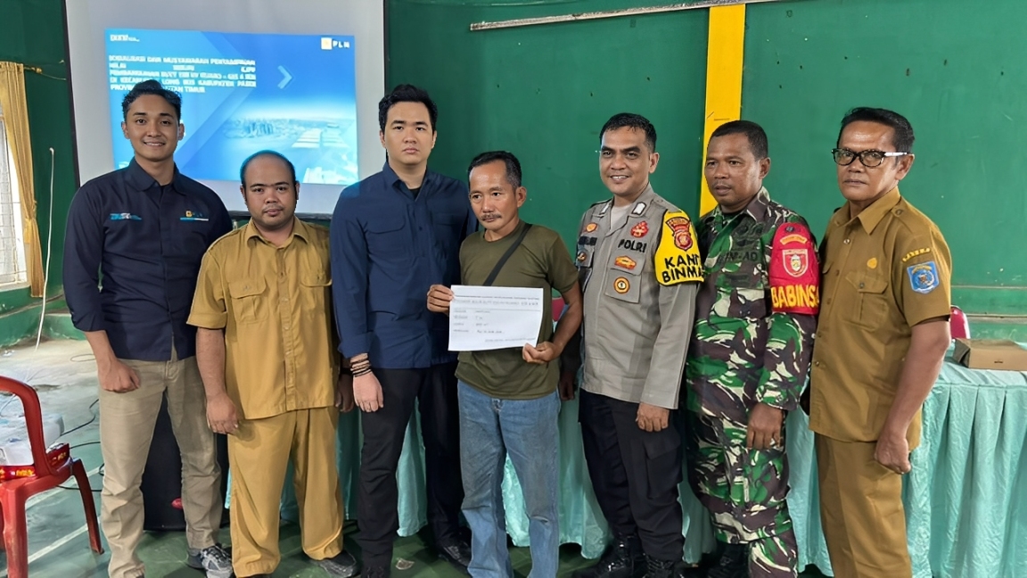 Salah satu warga terdampak menerima ganti rugi atas tanah tapak tower proyek infrastruktur listrik PLN UIP KLT di Kantor Desa Samuntai, Long Ikis, Kabupaten Paser, Selasa (7 Oktober 2025).
