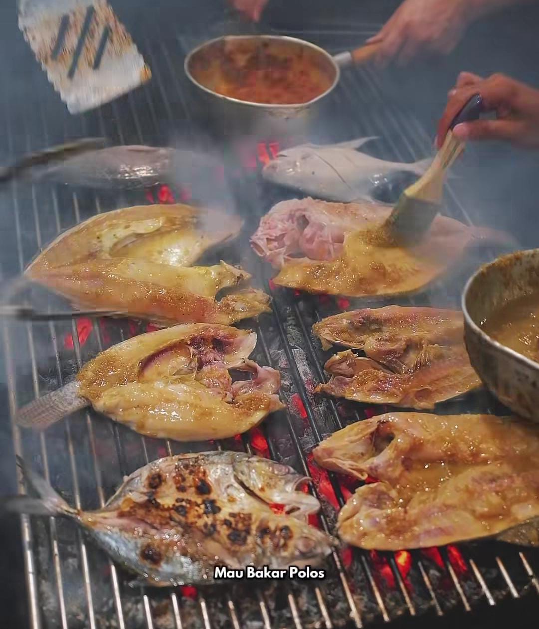 Foto suasana kuliner ikan segar di Selat Panjang Balikpapan &mdash; aroma bumbu kuning dan rica pedasnya siap menggoda selera, Cess!