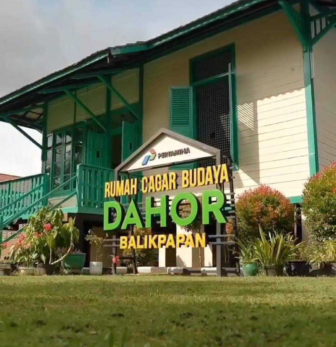 Potret Rumah Dahor Heritage Balikpapan &mdash; rumah panggung kayu peninggalan BPM dengan arsitektur kolonial tropis yang kini jadi ruang edukasi sejarah.