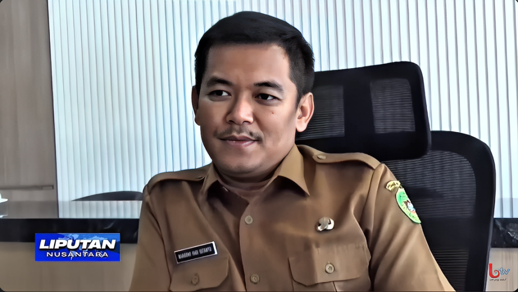 Margono Hadi, Kepala Dinas KUKMPERINDAG PPU, menjelaskan tujuan kebijakan dukungan bagi pelaku UMKM di ruang kerjanya, Jumat (10 Oktober 2025).