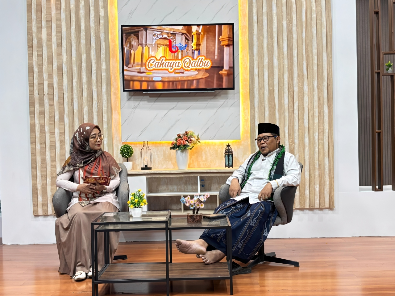 Ustaz Abdul Rosyid Bustomi menyampaikan makna dzikir untuk menenangkan hati dan mengendalikan stres di Studio Balikpapan TV, Jumat (10 Oktober 2025).