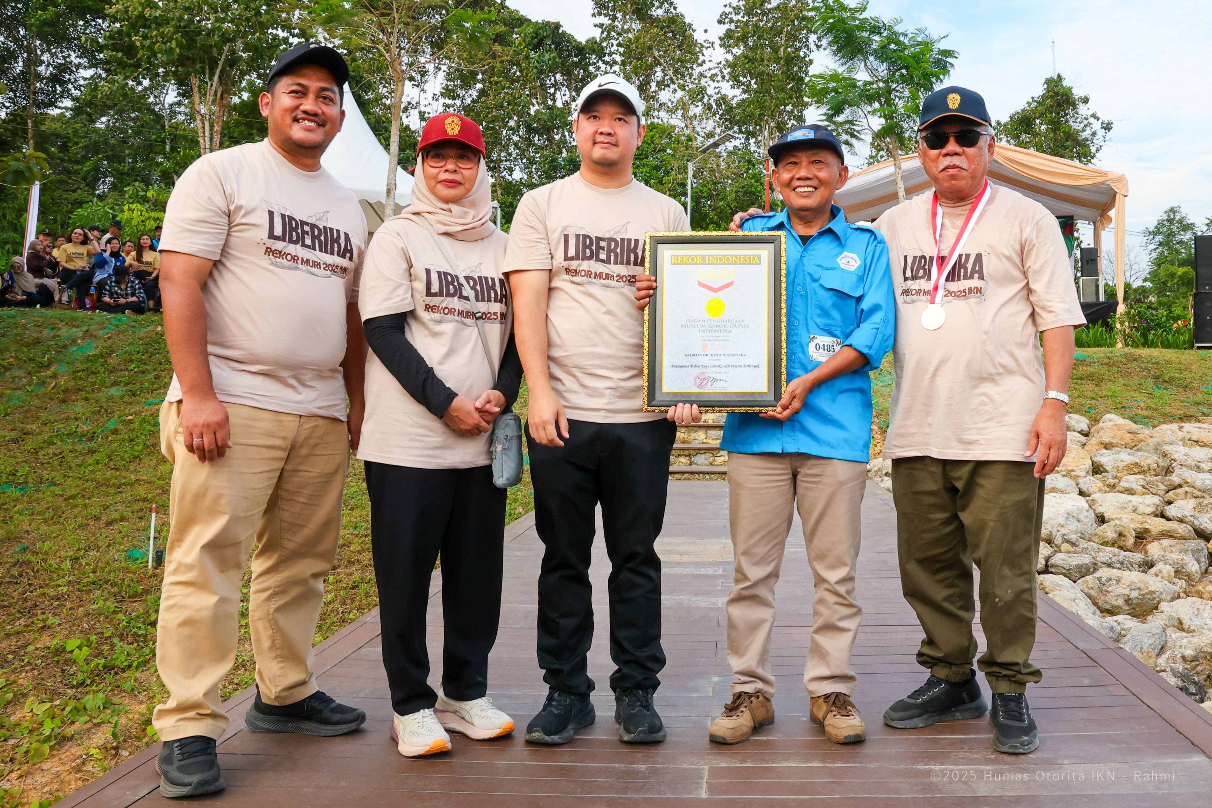 Basuki Serahkan Rekor MURI ke Petani Liberika