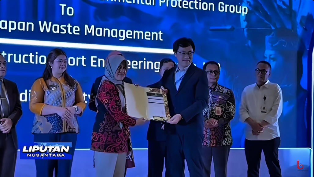 Salah satu pejabat Pemkot Balikpapan menerima Letter of Intent proyek Waste to Energy dari PT Magic Crystal Indo pada ajang Mahakam Investment Forum 2025 di Hotel Novotel, Kamis (9 Oktober 2025).