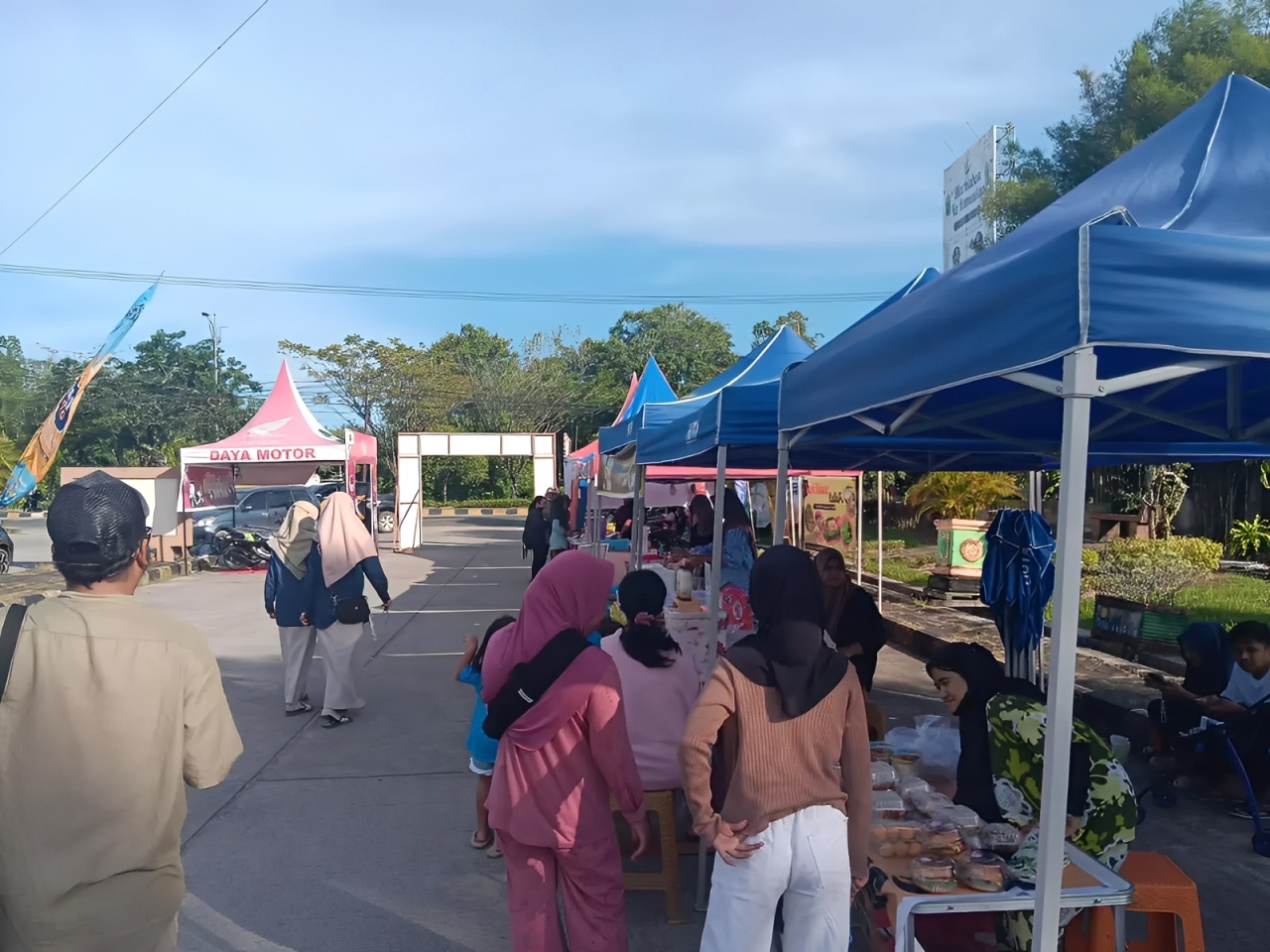 Pelaku street caf&eacute; beraktivitas di Pasar Nenang Penajam &mdash; visual cerah menampilkan suasana UMKM kreatif dan ramah masyarakat.