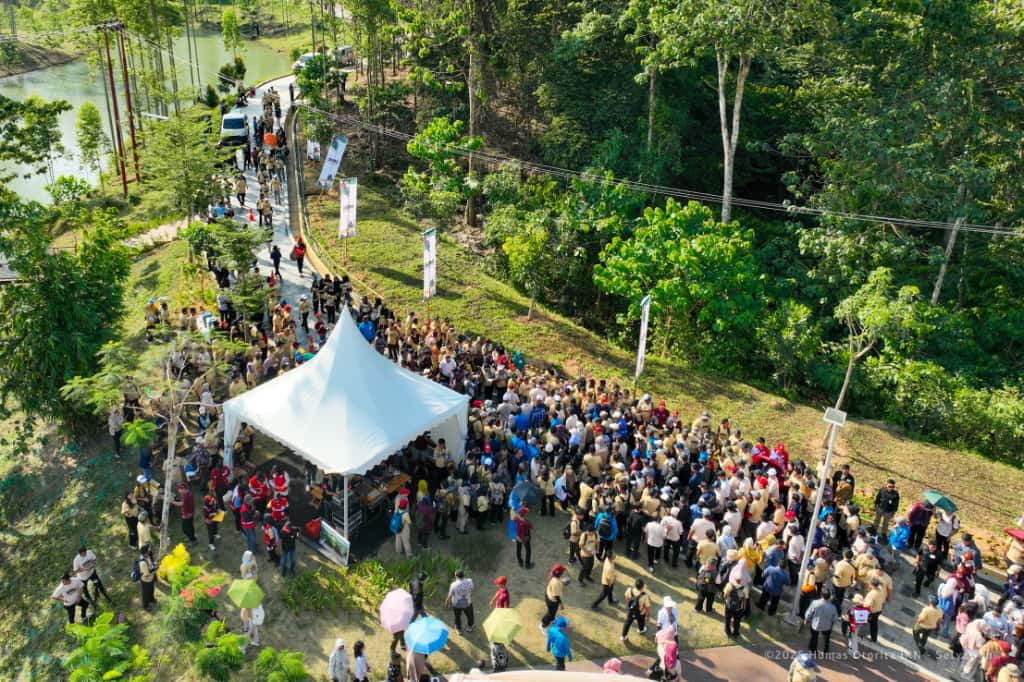 Aksi ribuan peserta menanam kopi liberika di DAS Sanggai, IKN &mdash; simbol semangat hijau dan kolaborasi menuju Nusantara berkelanjutan.