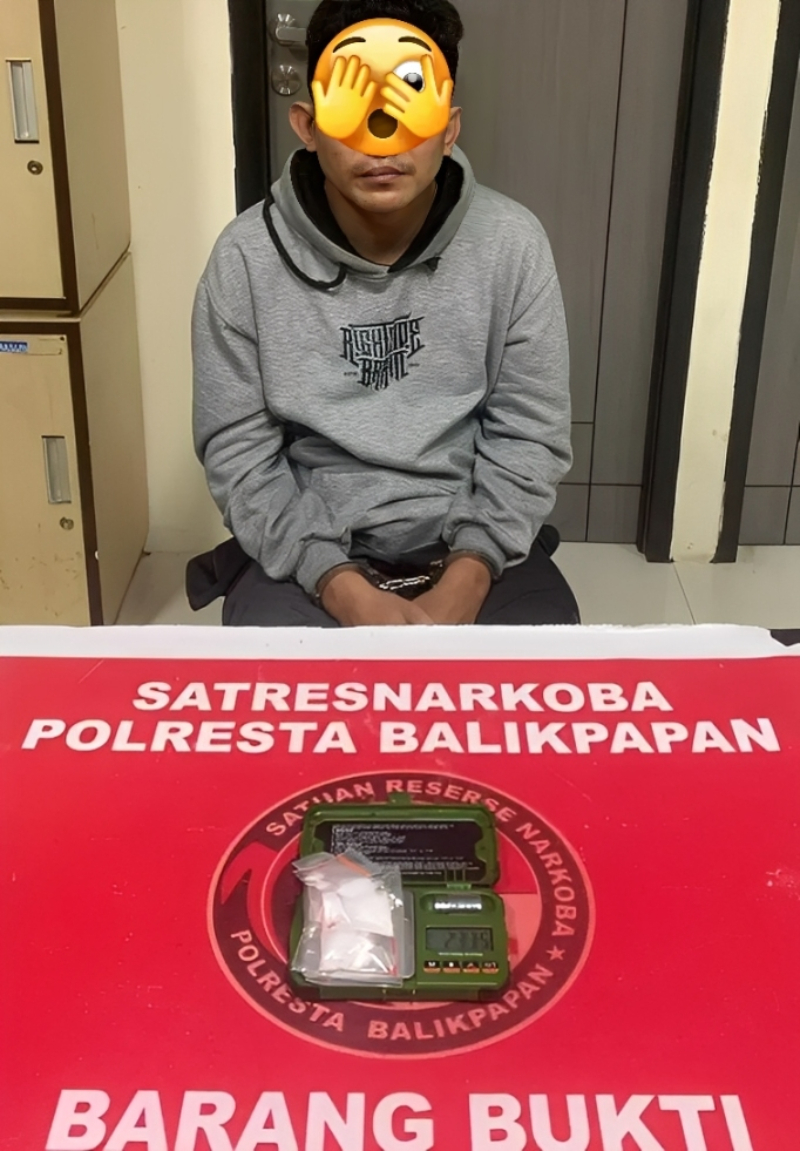 Polisi Balikpapan amankan tersangka RY dan barang bukti sabu 23 gram &mdash; bukti nyata perang melawan narkotika.