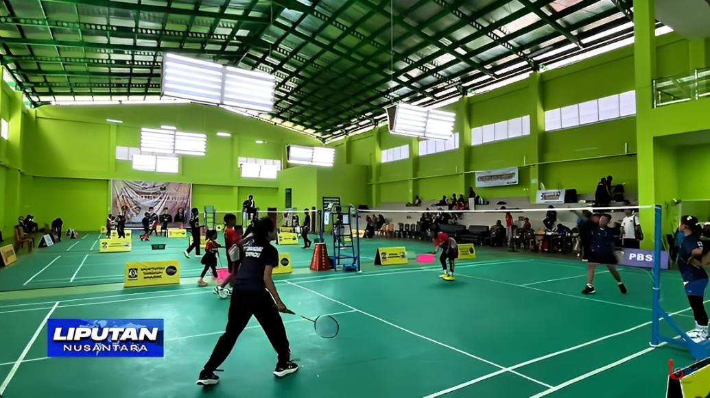 Atlet bulu tangkis Balikpapan berlatih untuk persiapan Popda 2025, Jumat (10 Oktober 2025).