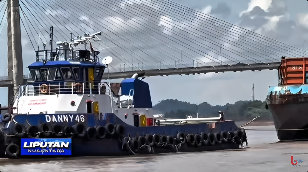 Kapal tugboat menarik kapal pengangkut batu bara melintasi Sungai Mahakam, Samarinda, Selasa (7 Oktober 2025).