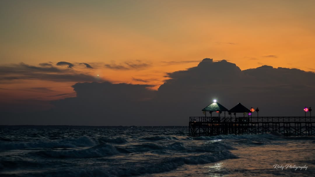 Pemandangan resto pinggir laut di Pantai Kemala Balikpapan, tempat kuliner santai dengan suasana sunset yang menenangkan dan view laut yang memikat.