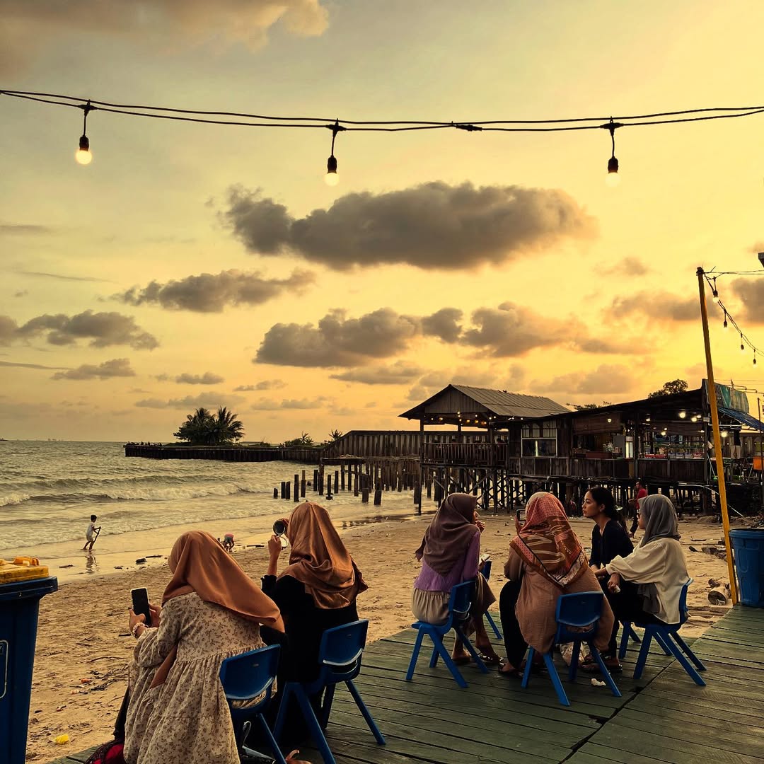 Saat Sore hari di laut Pantai Mas Permai Balikpapan, menghadirkan suasana yang menawan.