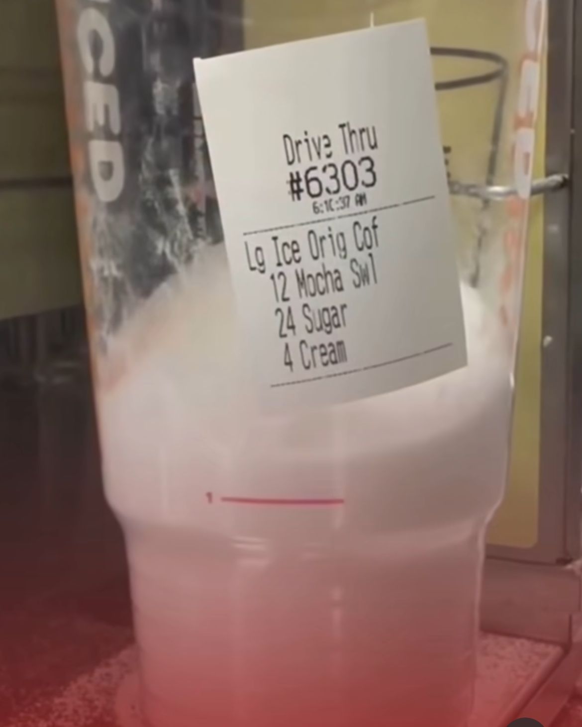 Tangkapan layar penjual minuman sedang menambahkan gula dalam jumlah besar ke gelas pelanggan &mdash; ekspresi antara heran dan tak percaya, momen ini viral di Instagram dan jadi perbincangan hangat.