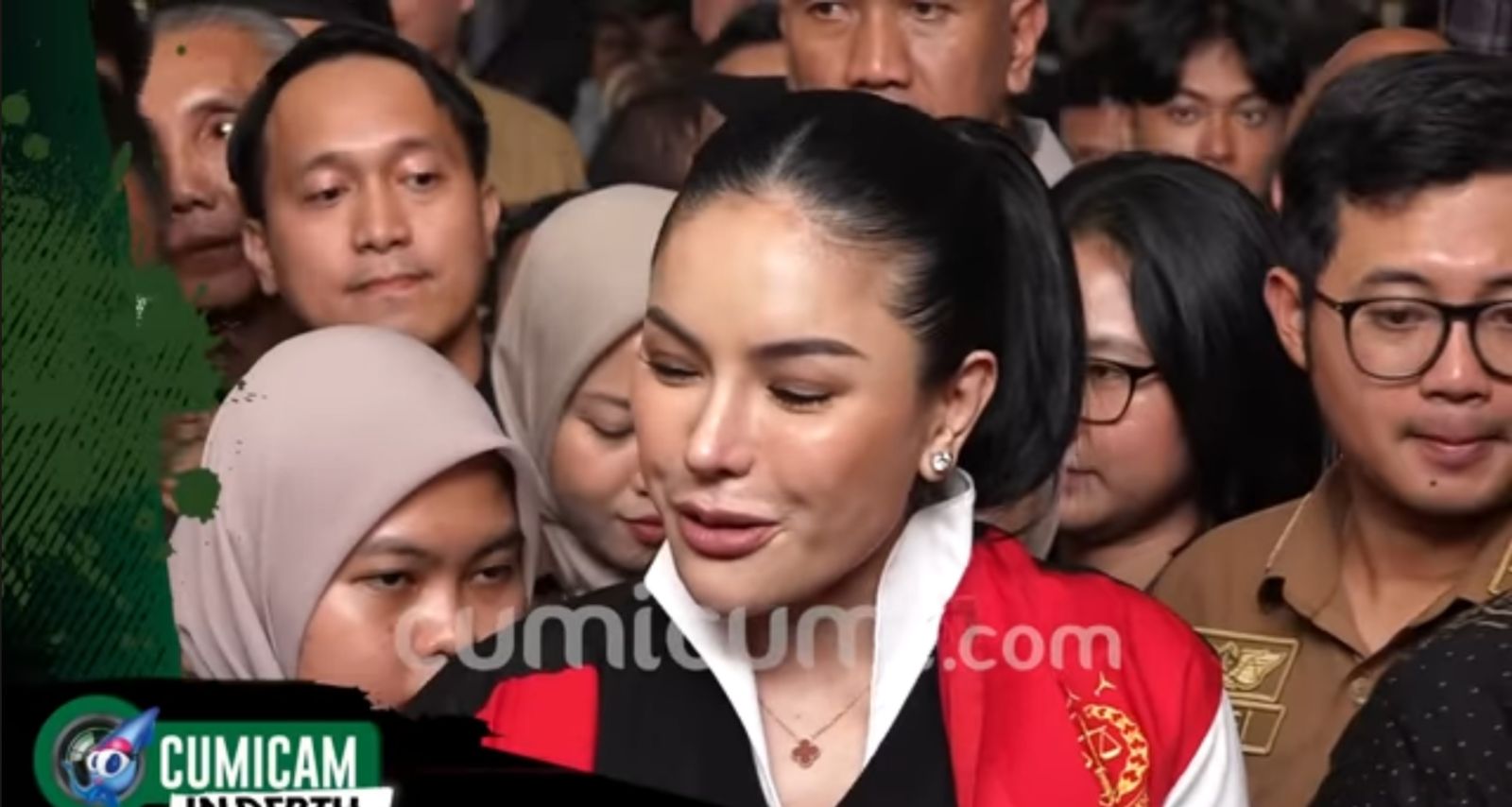 Nikita Mirzani menanggapi tuntutan 11 tahun penjara dengan ekspresi santai, menciptakan momen viral dalam kasus TPPU yang menuai sorotan publik.
