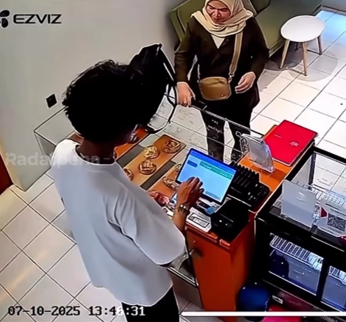 Foto memperlihatkan suasana kasir kafe di Bandung, tempat karyawan tertangkap basah menilap uang tunai. Gambar ini jadi pengingat pentingnya transparansi transaksi bisnis.