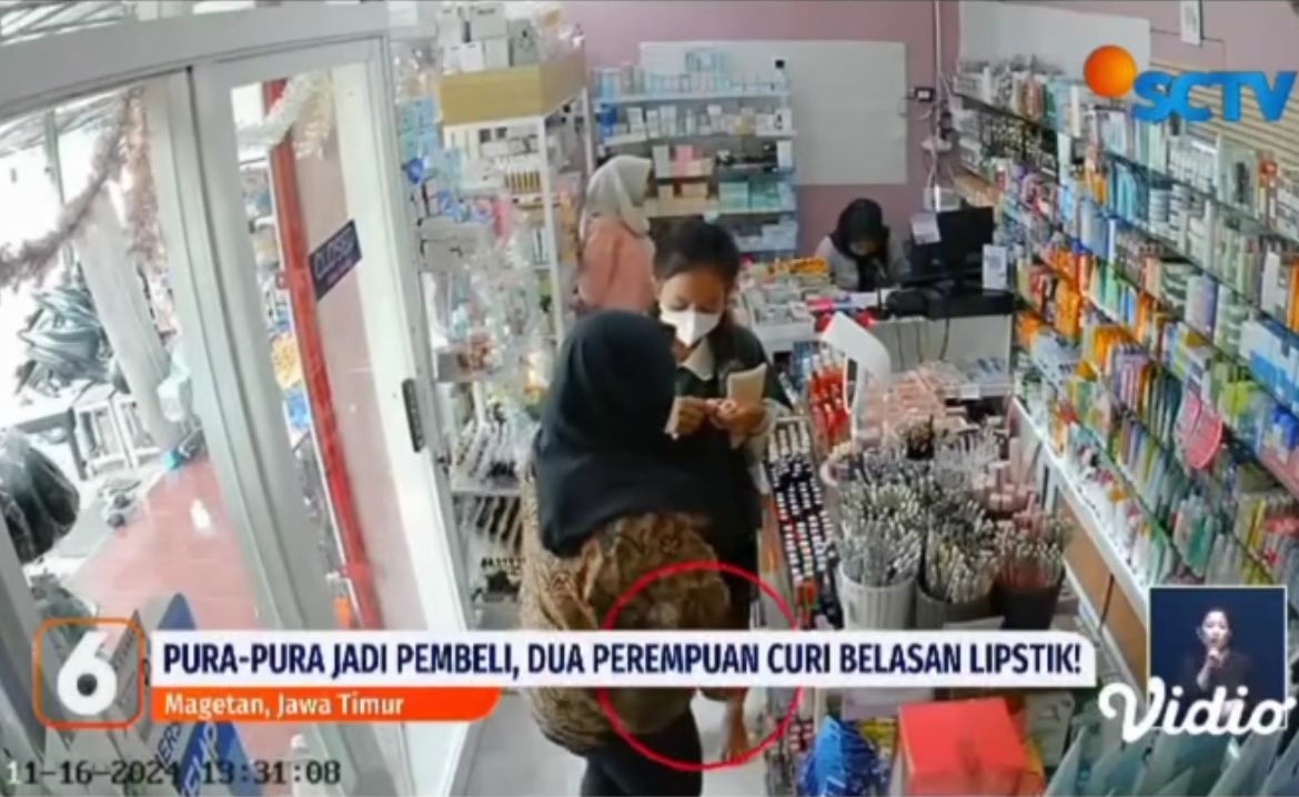 Dua wanita tertangkap tangan mencuri lipstik di toko kosmetik demi tampil cantik; kisah nyata yang menggugah kesadaran sosial dan moral.