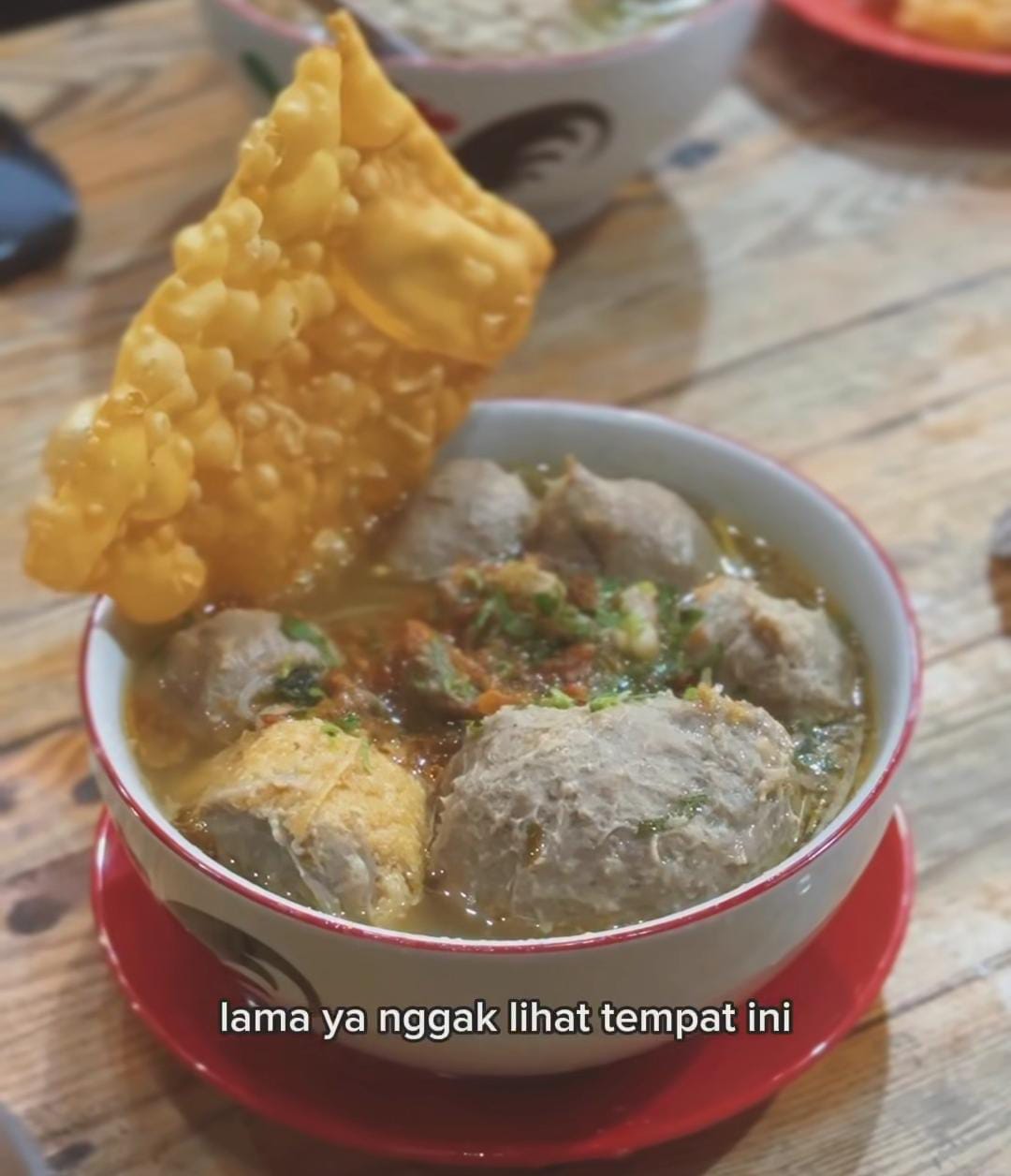 Semangkuk bakso setengkel Bakmi DM Balikpapan dengan kuah kaldu kental dan sambal pedas yang menggoda, simbol kebangkitan kuliner Kampung Timur.