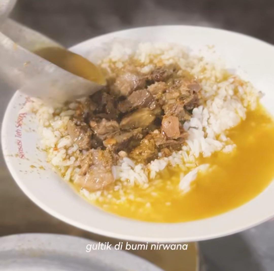 Semangkuk nasi Bultik Bumi Nirwana dengan potongan daging lamur empuk dan kuah ringan &mdash; kuliner malam Balikpapan yang wajib dicoba, Cess!
