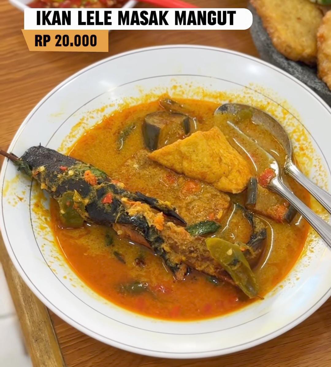 Mangut Lele  khas Sego Sambal Babang Balikpapan, disajikan dengan sambal pilihan dan lalapan segar &mdash; cita rasa lokal yang menggugah selera.