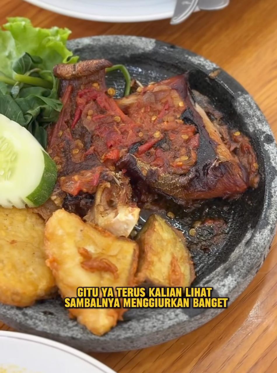 pari smokey khas Sego Sambal Babang Balikpapan, disajikan dengan sambal pilihan dan lalapan segar &mdash; cita rasa lokal yang menggugah selera.