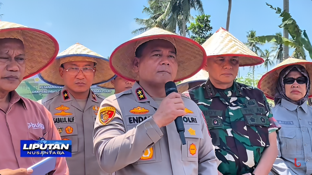 Irjen Pol Endar Priantoro saat menjelaskan alasan lahan bekas tambang dan sawit dipilih untuk penanaman jagung, Rabu (8 Oktober 2025).