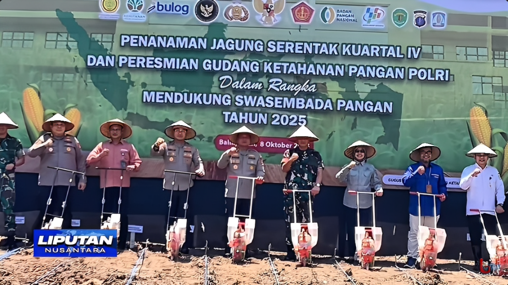 Peserta foto bersama usai menanam jagung di lahan 1,1 hektar milik Polsek Balikpapan Timur, Rabu (8 Oktober 2025).