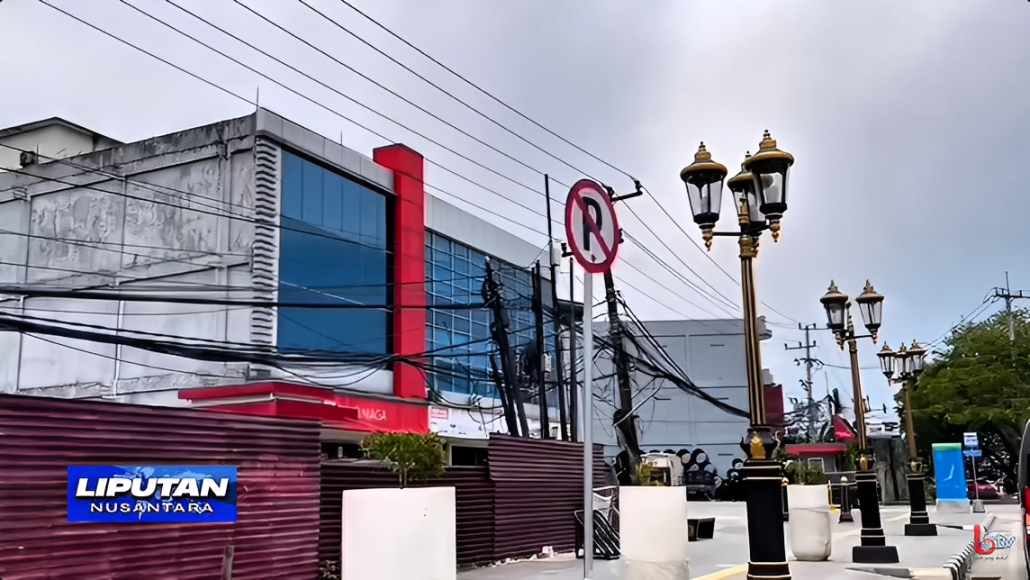 Kabel listrik tampak semrawut di kawasan Jalan MT Haryono, Balikpapan, Senin (13 Oktober 2025).