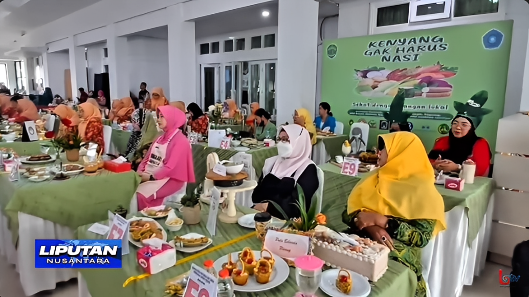 Peserta Lomba B2SA Kaltim 2025 menampilkan kreasi pangan lokal non-beras dan non-terigu yang penuh warna dan bernutrisi di Gedung Olah Bebaya, Kantor Gubernur Kaltim, Sabtu (11 Oktober 2025).