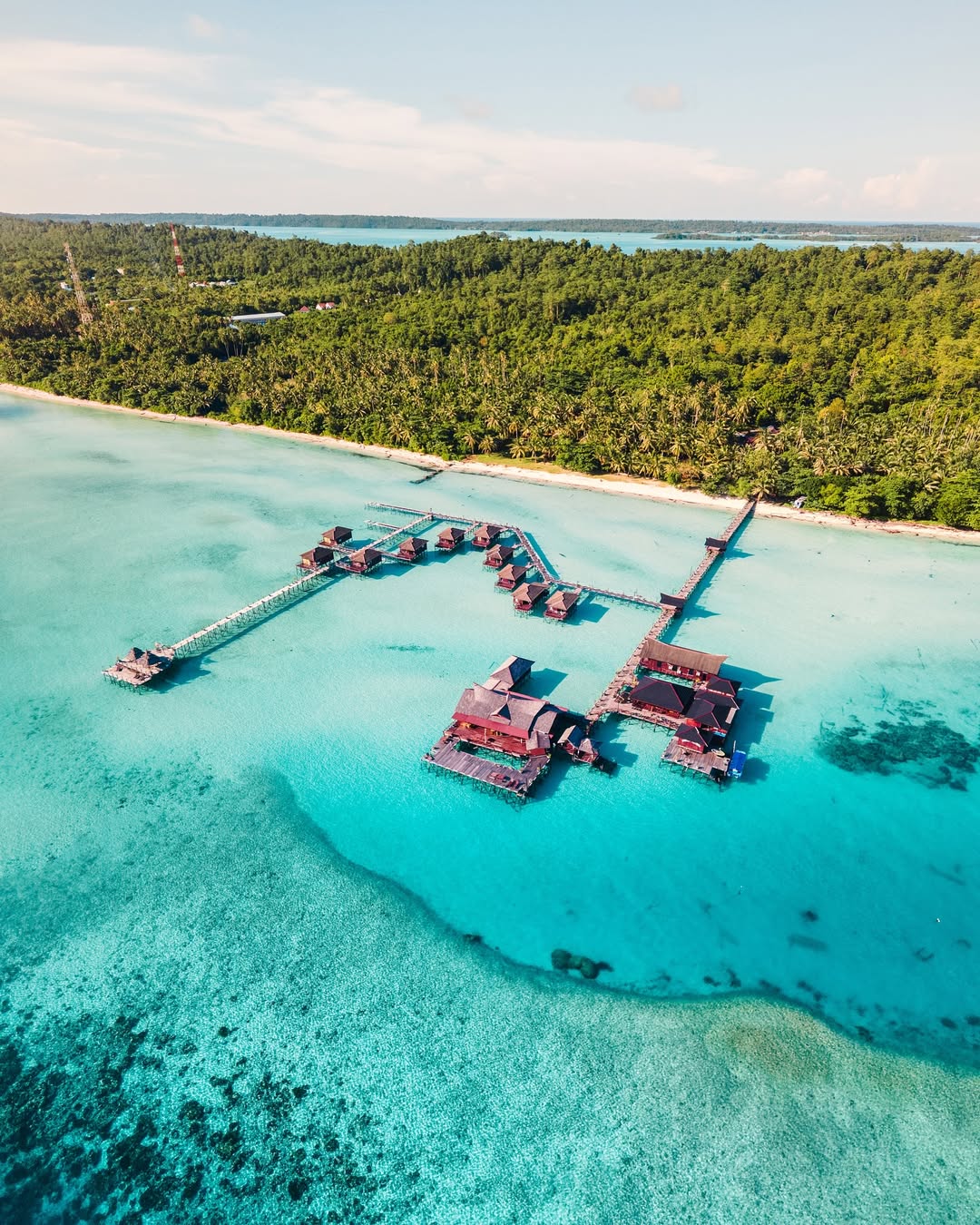 &ldquo;Panorama Pulau Maratua &ndash; air sebening kaca, villa terapung, dan penyu berenang di bawah dermaga. Surga laut Kalimantan Timur yang hidup!&rdquo;