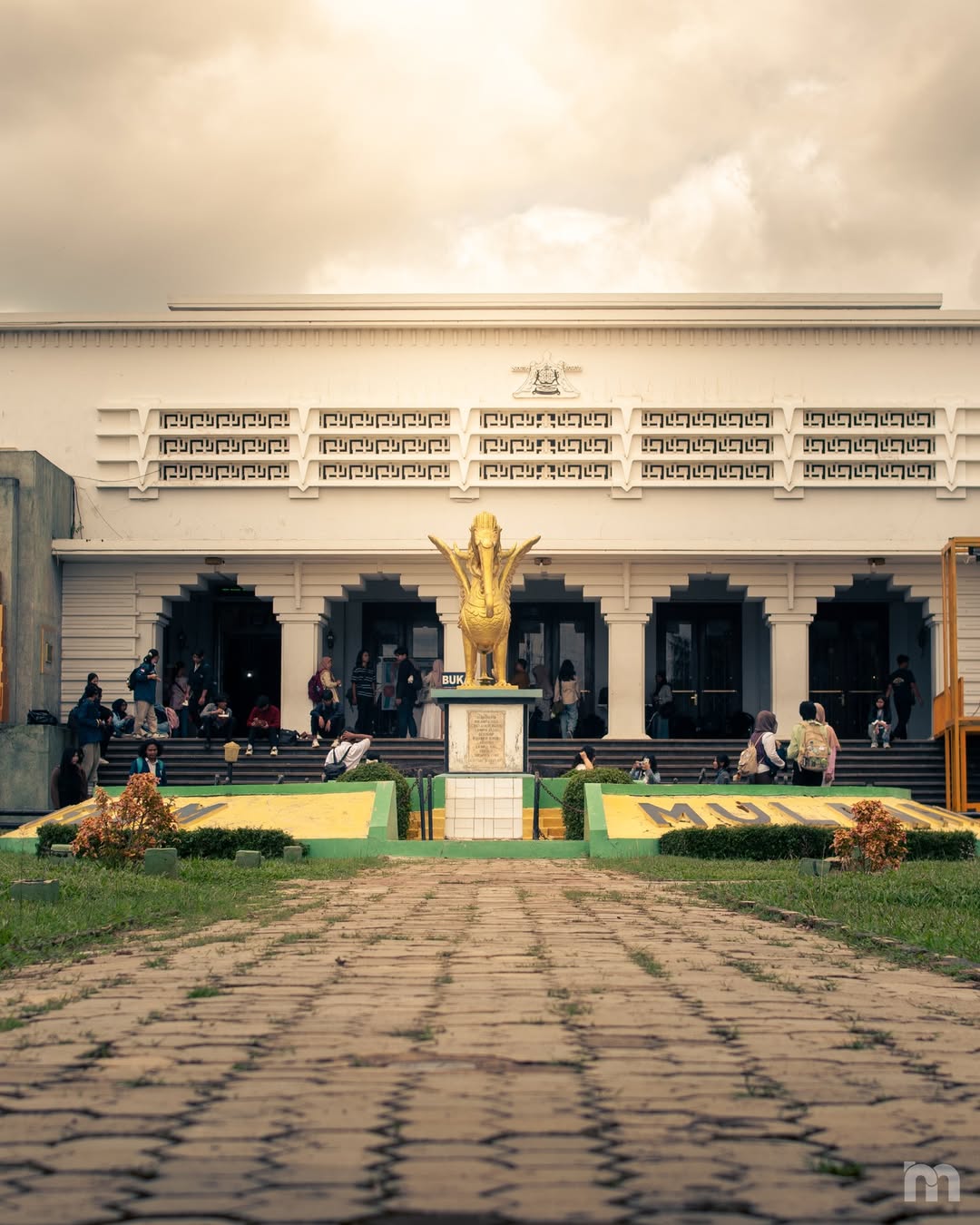 Tampak depan Museum Mulawarman Tenggarong dengan arsitektur kolonial elegan berpadu ornamen tradisional Kutai, memancarkan aura sejarah yang hidup.