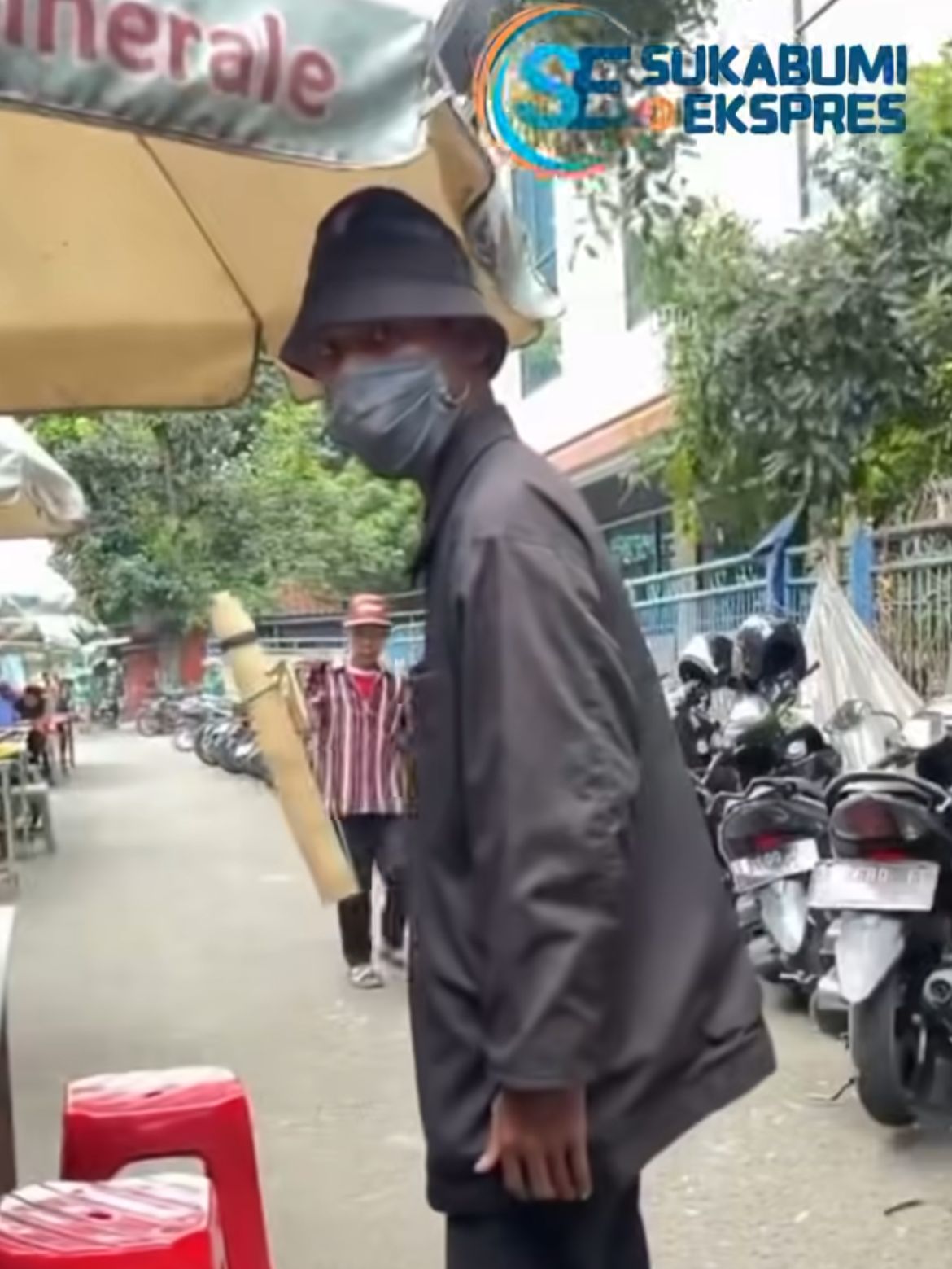 Tangkapan layar video pengemis di Bogor yang viral di media sosial &mdash; momen saat ucapan kasarnya membuat publik bereaksi.