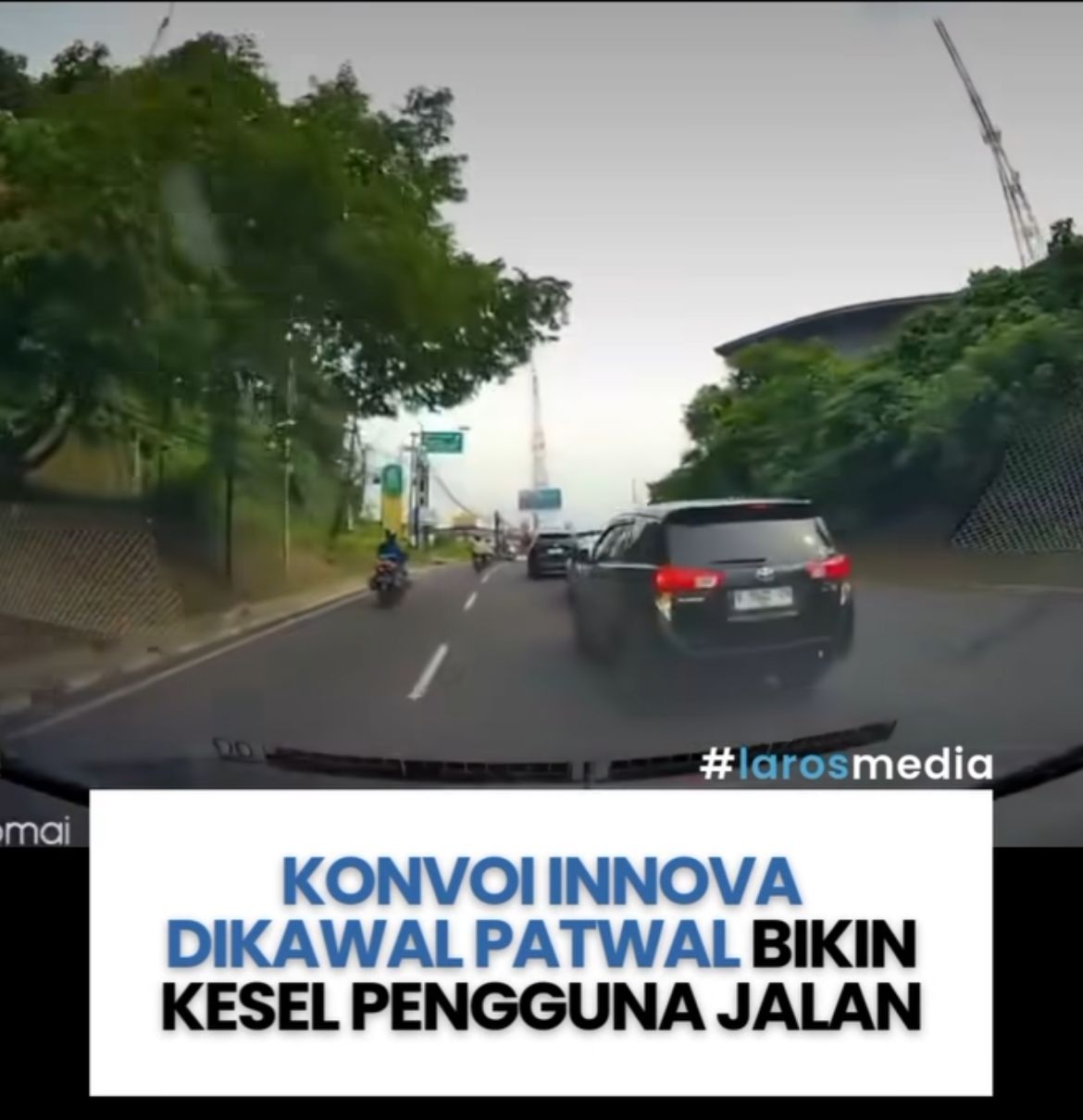 Mobil Toyota Innova dalam konvoi dikawal patwal di jalan raya, motor dan mobil lain menepi &mdash; suasana menegangkan tertangkap dashcam.