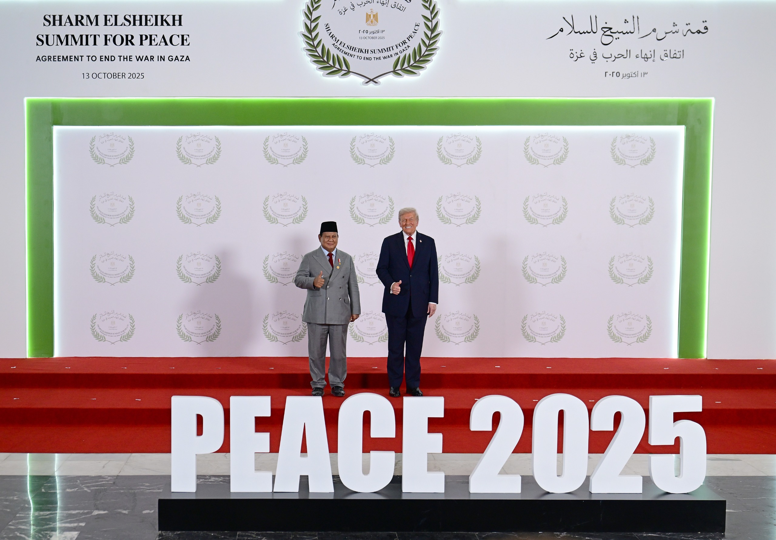 rabowo Subianto dan Donald Trump mengacungkan Jempol di KTT Gaza 2025, simbol diplomasi damai dunia.
