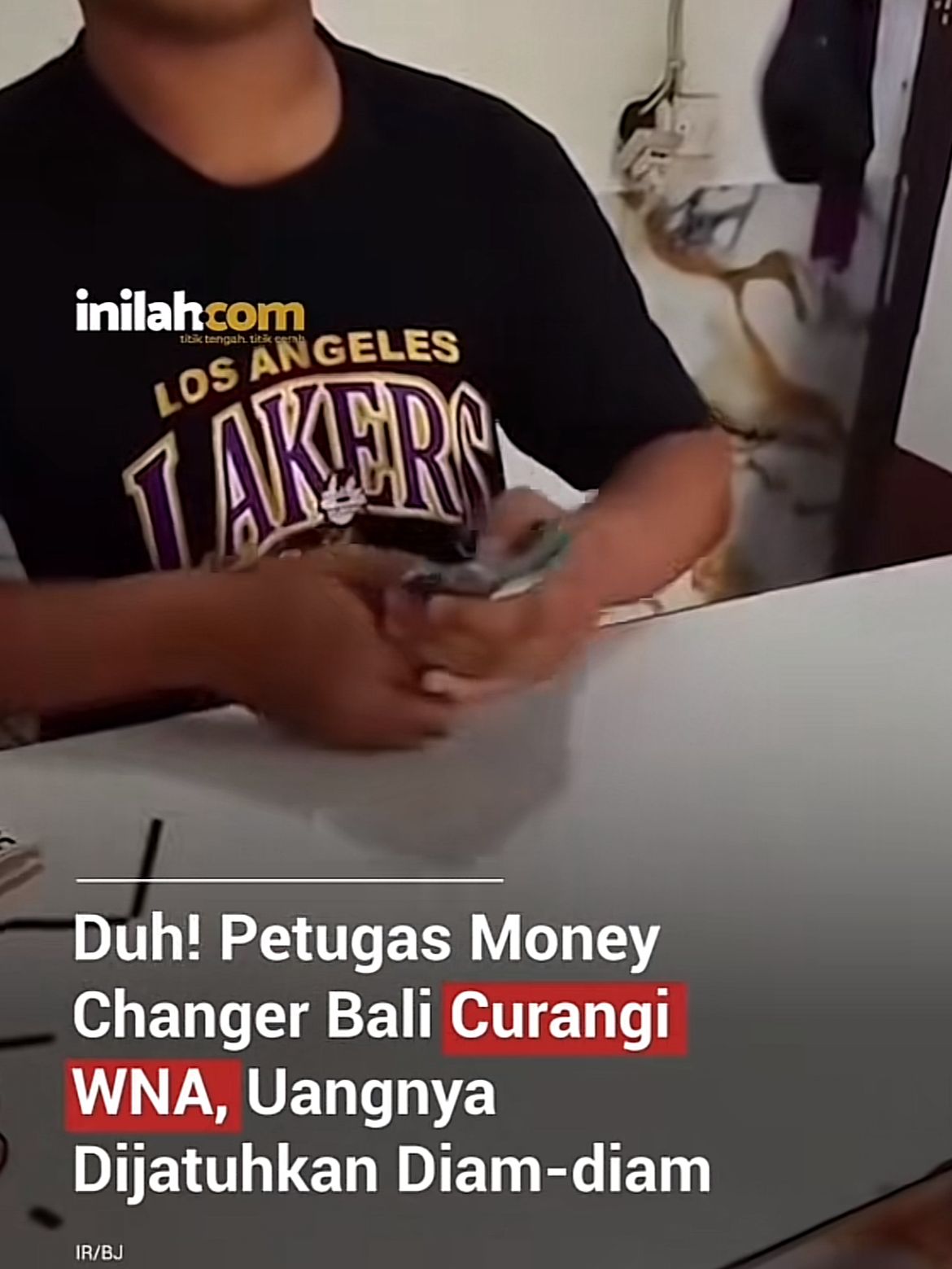 Petugas money changer di Ubud tengah menghitung uang pecahan rupiah, momen yang terekam viral dan jadi sorotan.