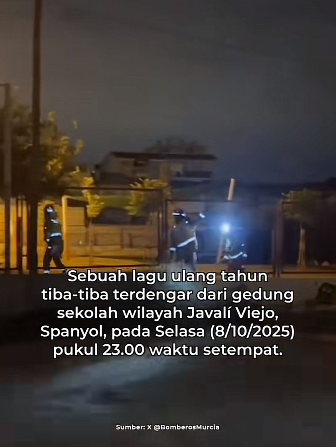 Gedung sekolah Javal&iacute; Viejo malam hari dengan lampu temaram &mdash; pengeras suara menggema lagu ulang tahun, menciptakan suasana misterius yang kontras dengan keheningan malam.