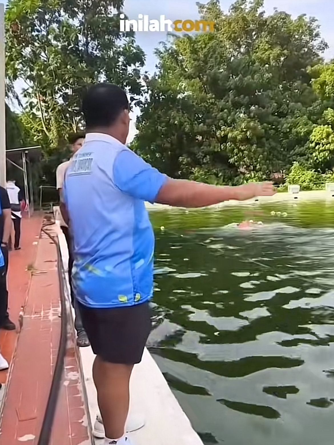 Kolam KONI Manado dengan air hijau berlumut dan atlet yang tetap berlatih &mdash; potret semangat di tengah keterbatasan.