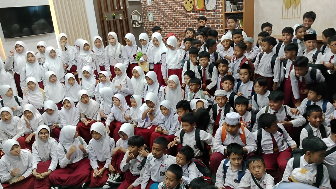 Bagaimana Sih Rasanya Masuk Studio TV? Begini Cerita Siswa MI SCM Balikpapan