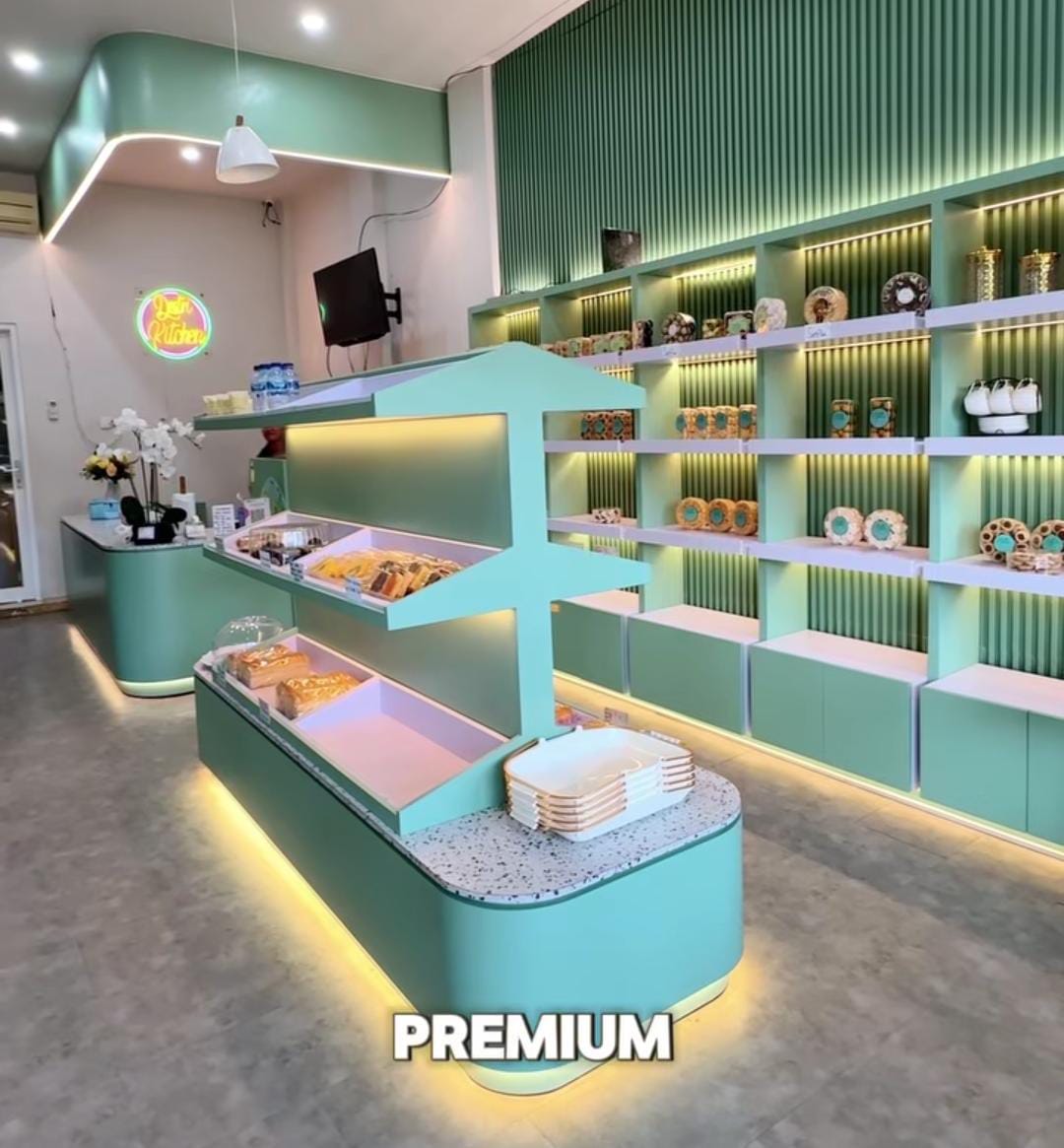 &ldquo;Rak penuh kue premium Destri Kitchen Balikpapan &mdash; warna-warni manis yang bikin mata dan lidah bahagia.&rdquo;